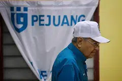 TUN DR MAHATHIR: Mendakwa beliau tidak melakukan apa-apa kesalahan terhadap pengundi di pulau bebas cukai, Langkawi di Kedah, di mana beliau gagal mengekalkan kerusi parlimennya. - Foto fail