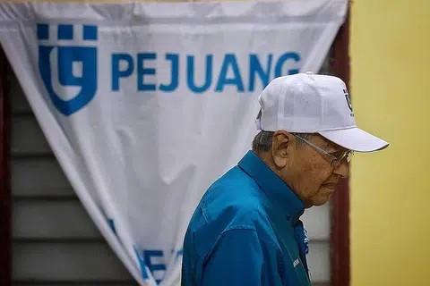 TUN DR MAHATHIR: Mendakwa beliau tidak melakukan apa-apa kesalahan terhadap pengundi di pulau bebas cukai, Langkawi di Kedah, di mana beliau gagal mengekalkan kerusi parlimennya. - Foto fail