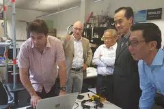 TINJAU STARTUP DI JERMAN: Dr Koh (dua dari kanan) berpeluang meninjau operasi beberapa startup semasa mengadakan lawatan ke Munich, Jerman baru-baru ini, demi mempelajari amalan terbaik buat manfaat firma tempatan. - Foto SPRING SINGAPORE