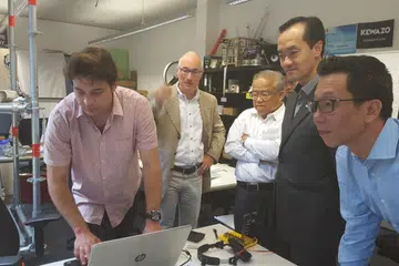 TINJAU STARTUP DI JERMAN: Dr Koh (dua dari kanan) berpeluang meninjau operasi beberapa startup semasa mengadakan lawatan ke Munich, Jerman baru-baru ini, demi mempelajari amalan terbaik buat manfaat firma tempatan. - Foto SPRING SINGAPORE