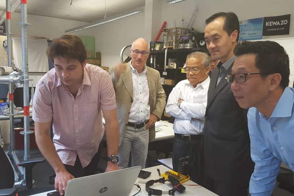 TINJAU STARTUP DI JERMAN: Dr Koh (dua dari kanan) berpeluang meninjau operasi beberapa startup semasa mengadakan lawatan ke Munich, Jerman baru-baru ini, demi mempelajari amalan terbaik buat manfaat firma tempatan. - Foto SPRING SINGAPORE