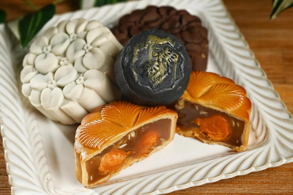 PELBAGAI PILIHAN: (Dari kiri), ‘Tropical Emerald’, ‘German Black Forest’ serta kuih bulan dengan dua kuning telur asin dan kulit salji ‘Black Thorn’. 