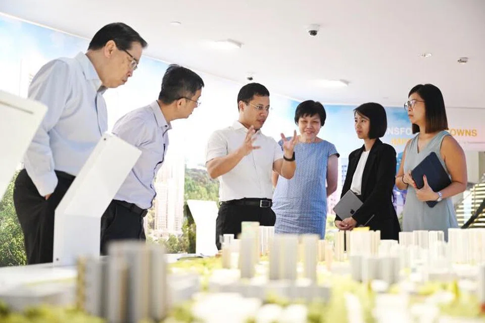 Menteri Pembangunan Negara, Encik Desmond Lee (tiga dari kiri), ditemani (dari kiri) Timbalan Ketua Pegawai Eksekutif HDB, Encik Mike Chan; Ketua Pegawai Eksekutif HDB, Encik Tan Meng Dui; Pengarah Kumpulan HDB, Cik Tan Chew Ling; pengurus di HDB, Cik Foo Xiao Xuan; dan timbalan pengarah di HDB, Cik Deborah Chua, ketika membuat lawatan ke HDB Hub sempena ulang tahun ke-60 Skim Pemilikan Rumah untuk Orang Ramai pada 8 Februari.