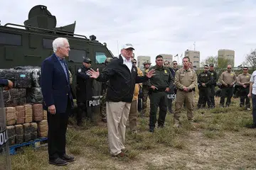 TINJAU KEADAAN: Presiden Donald Trump (dua dari kiri) memberi taklimat kepada peronda sempadan di McAllen, Texas, kelmarin. Beliau mengadakan lawatan ke sempadan Amerika-Mexico dalam kempennya membina tembok di antara kedua negara. - Foto AFP