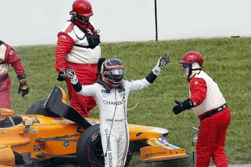 KERETA BUAT HAL: Fernando Alonso mengiktiraf sokongan penonton selepas enjin kereta meletup pada selokoh pertama perlumbaan Indy 500 kelmarin. - Foto REUTERS