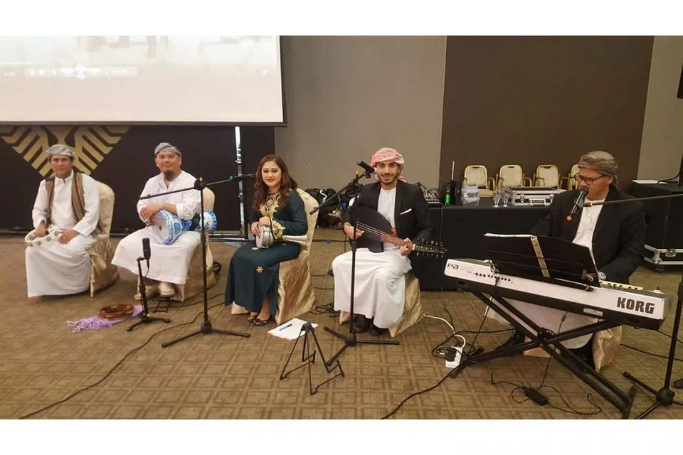 PERSEMBAHAN MUZIK ARAB: Kumpulan Samrah Al Mazikaty, yang diasaskan suami isteri Encik Yazeed Aziz (dua dari kanan) dan Cik Noor Fadilah, akan membuat persembahan di Concourse Esplanade Isnin ini. - Foto SAMRAH AL-MAZIKATY