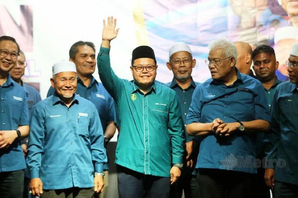 Timbalan Presiden Parti Islam Se-Malaysia (PAS), Datuk Seri Tuan Ibrahim Tuan Man (depan, berkopiah putih) bersama pimpinan Perikatan Nasional (PN) mengumumkan Pengerusi PN Tapah (Perak), Encik Abdul Muhaimin Malek (mengangkat tangan), sebagai calon mewakili pembangkang untuk pilihan raya kecil (PRK) Dewan Undangan Negeri (DUN) Ayer Kuning, Perak, pada 26 April.