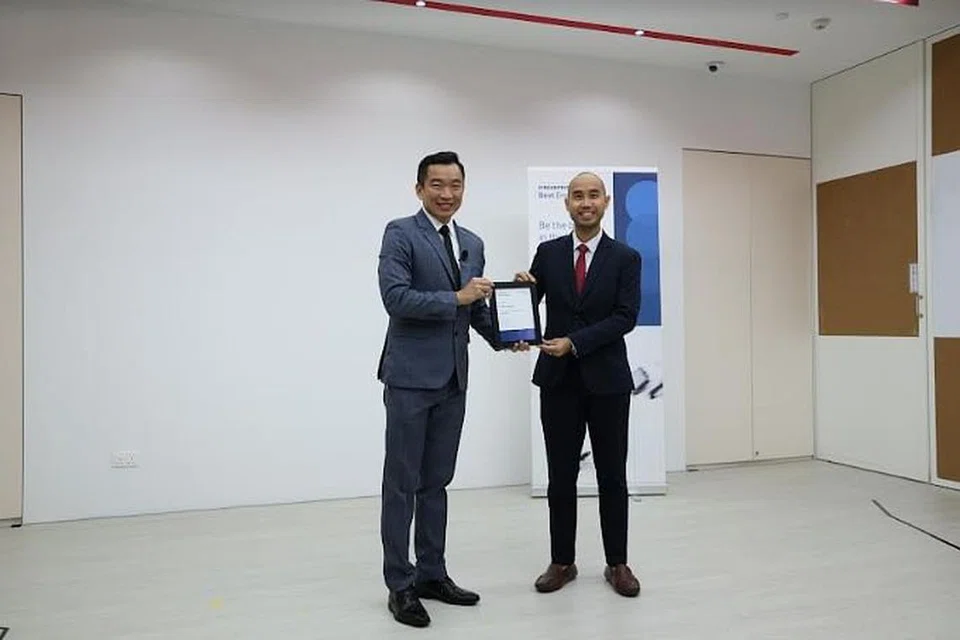 Pengarah Eksekutif AMP, Encik Mohksin Rashid (kanan) menerima Pengiktirafan Khas ini dari Setiausaha Parlimen Kanan, Encik Eric Chua. 