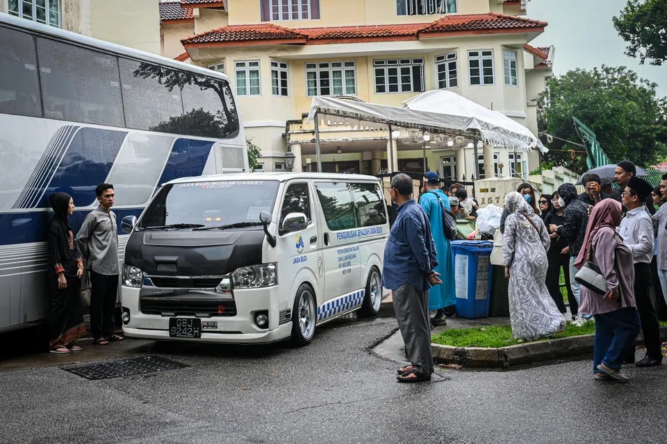 URUSAN PENGEBUMIAN: Van jenazah yang membawa Allahyarhamha Nur Aisyah Md Akhbar beredar dari rumahnya ke Pusara Aman untuk dikebumikan.