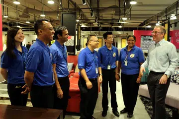ISTIMEWA HARI RAYA: Encik Terry O'Connor (kanan) berkata pelanggan boleh menerima pelbagai hadiah istimewa sempena musim perayaan. Gambar menunjukkan beliau sedang berinteraksi dengan kakitangan Courts di Causeway Point. - Foto SITI AISYAH NORDIN