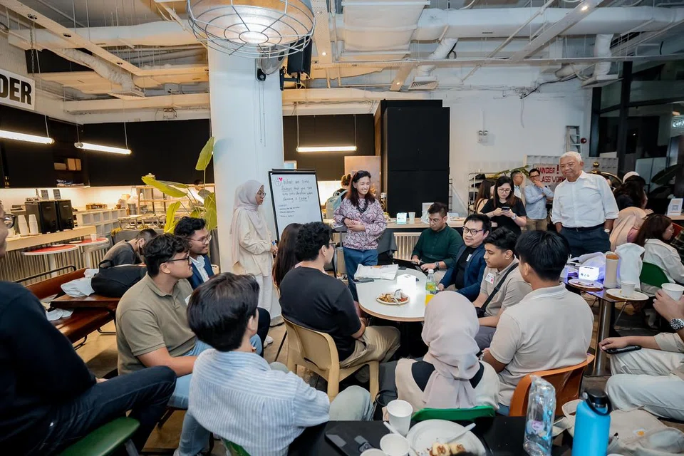 Semasa perbincangan berkumpulan, para peserta berkongsi pendapat mengenai topik-topik seperti membina rangkaian untuk meningkatkan kerjaya, cara kekal relevan dalam perubahan teknologi yang pesat, memajukan kerjaya sebagai minoriti dan faktor yang dipertimbangkan ketika memilih kerjaya.