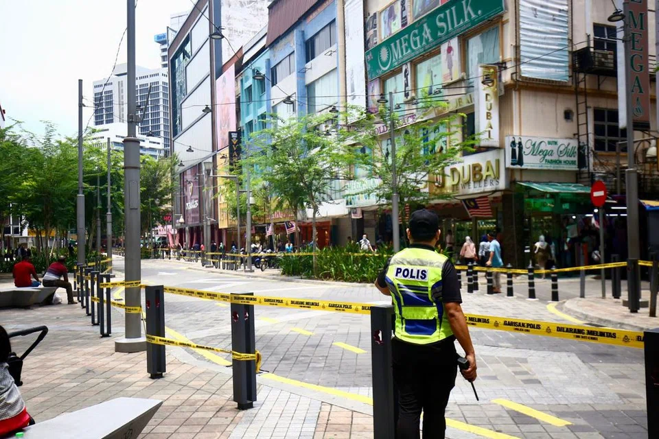 Anggota Polis Diraja Malaysia (PDRM) mengawal segenap sudut larangan masuk kepada kenderaan dan orang awam ke Jalan Masjid India, Kuala Lumpur, yang ditutup kira-kira 1.4 kilometer, susulan kejadian tanah jerlus yang menyebabkan wanita warga India ‘hilang ditelan bumi’.