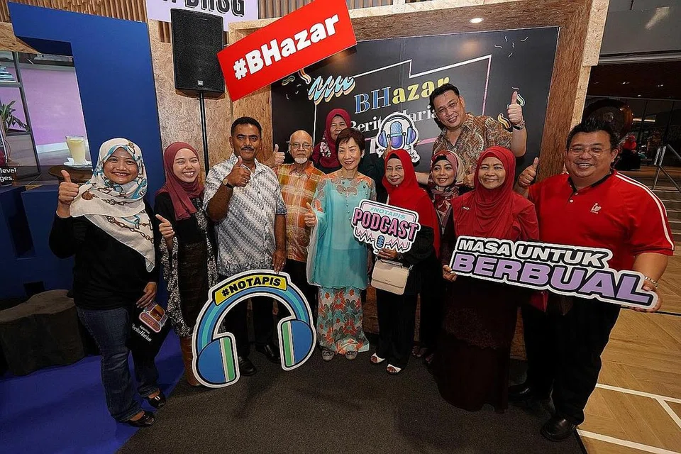 MENGUNJUNGI BHAZAR BH: Menteri Kemampanan dan Sekitaran, Cik Grace Fu (tengah), mengunjungi 'gerai' yang dikendalikan akhbar ini, iaitu BHazar BH ketika beliau berjalan-jalan di Bazar Raya Geylang Serai 2023 pada 15 April 2023. Foto-foto BH oleh NUR DIYANA TAHA 