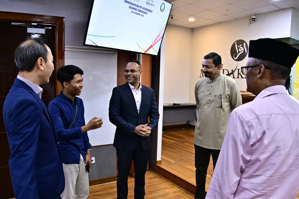 Ketua Pegawai Eksekutif Yayasan Mendaki, Encik Mohamed Feroz Mohamed Akber (tengah), beramah mesra dengan penerima Dana Amanah Pendidikan (ETF)-Jamae Kalvi 2024, Muhammad Al Shahzroy Mohamad Adnan (dua dari kiri). Mereka disertai (dari kiri) Timbalan Pengarah Kerjasama Yayasan Mendaki, Encik Noor Azlan Salim; Pengerusi Masjid Jamae Chulia, Encik Rasheed Zaman Mohamed Rashad; dan Presiden Persatuan Nagore Dargah, Encik Shaick Fakrudeen S. Ali.