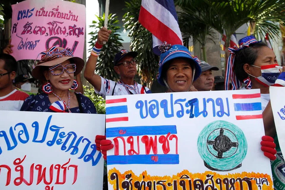 Penunjuk perasaan Thailand memegang plakad dengan sepanduk anti-Kemboja dan mengecam penggunaan periuk api anti-personel semasa perhimpunan membantah pencerobohan wilayah Thailand oleh Kemboja, di Kedutaan Kemboja di Bangkok, Thailand, pada 16 Oktober 2025. Majlis Keselamatan Negara Thailand meluluskan operasi ketenteraan bagi menuntut semula kawasan sempadan yang diceroboh, di tengah-tengah pertikaian sempadan antara kedua-dua negara. Thailand menuduh penduduk kampung Kemboja menceroboh kedaulatannya dan mendakwa tentera Kemboja telah menanam periuk api anti-personel di sebahagian kawasan sempadan bersama.