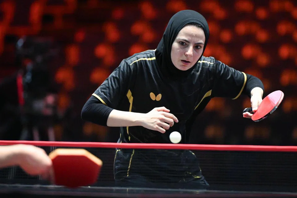 Dina Meshref, pemain tenis meja Mesir, berasal daripada keluarga yang mempunyai ramai bekas pemain tenis meja yang berjaya. Walaupun tekanannya tinggi, Dina hanya memberi tumpuan kepada pembangkitan dirinya sendiri.