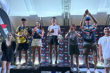 Choo Ling Er (tengah) menduduki tempat pertama dalam kategori wanita berusia 35 hingga 39 tahun, dalam acara Ironman 70.3 Lapu-Lapu, di Cebu, Filipina.