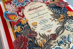 Kek Batik Artsy, yang berukuran 15 inci kali 22 inci seberat lebih tujuh kilogram dengan rekaan ‘Bunga Bangsa’ hasil bakeri Crazepop, dihidangkan sebagai persembahan istimewa sempena lawatan rasmi Presiden Singapura, Encik Tharman Shanmugaratnam, dan isterinya, Puan Jane Ittogi Shanmugaratnam, ke Istana Negara di Kuala Lumpur, Malaysia, baru-baru ini.