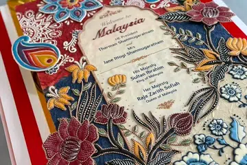 Kek Batik Artsy, yang berukuran 15 inci kali 22 inci seberat lebih tujuh kilogram dengan rekaan ‘Bunga Bangsa’ hasil bakeri Crazepop, dihidangkan sebagai persembahan istimewa sempena lawatan rasmi Presiden Singapura, Encik Tharman Shanmugaratnam, dan isterinya, Puan Jane Ittogi Shanmugaratnam, ke Istana Negara di Kuala Lumpur, Malaysia, baru-baru ini.