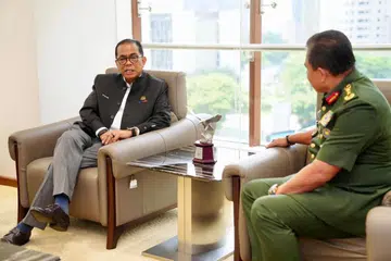 Menteri Pertahanan Malaysia, Datuk Seri Mohamed Khaled Nordin (kiri)