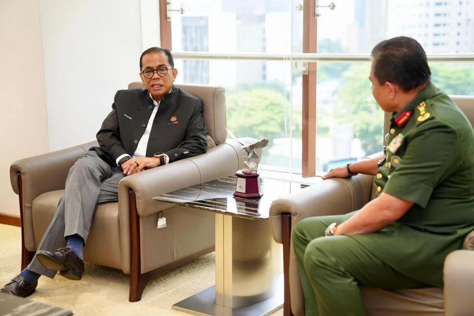 Menteri Pertahanan Malaysia, Datuk Seri Mohamed Khaled Nordin (kiri)