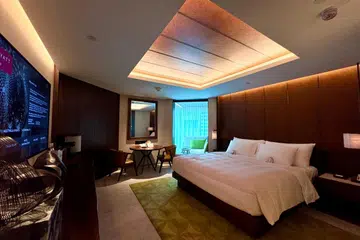 Bilik ‘King’ di Grand Hyatt Singapore nyaman dan dihiasi warna yang bertujuan menenangkan jiwa.