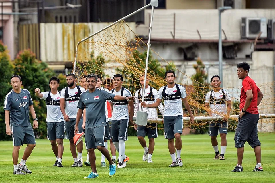 SEDIA BERJUANG: V. Sundramoorthy (empat dari kiri) berharap pemainnya dapat menunjukkan keupayaan sebenar dalam kejohanan Piala Bank AYA, walaupun kesuntukan masa untuk membuat persiapan terperinci. - Foto THE STRAITS TIMES