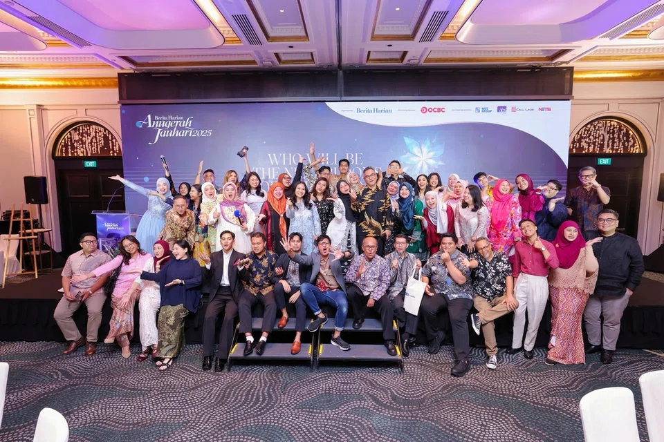 Kakitangan Berita Harian (BH) berhimpun di atas pentas untuk mengambil gambar selepas acara majlis penyampaian Anugerah Jauhari 2025 melabuhkan tirai.
