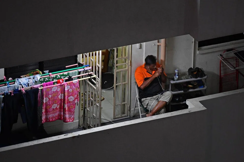 Strategi seperti merokok di luar tingkap atau di dalam bilik berasingan tidak melindungi ahli keluarga, kerana asap masih sampai ke dalam rumah. Satu-satunya cara melindungi orang lain dengan berkesan adalah dengan menetapkan peraturan larangan merokok meliputi seluruh rumah.