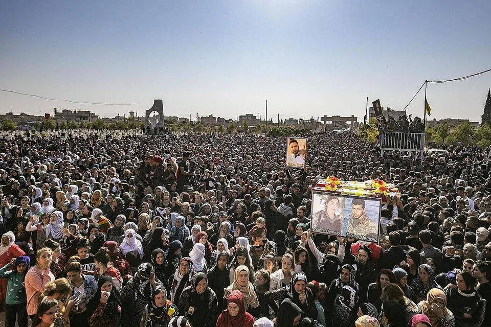 RIBUAN USUNG KERANDA: Orang ramai membawa keranda-keranda korban pejuang Angkatan Demokratik Syria (SDF) yang terkorban di Qamishi pada 16 November lalu. Mereka terkorban dalam pertikaian dengan pasukan yang disokong Turkey di kawasan perkampungan Tal Tamr di wilayah Hasakeh. - Foto AFP