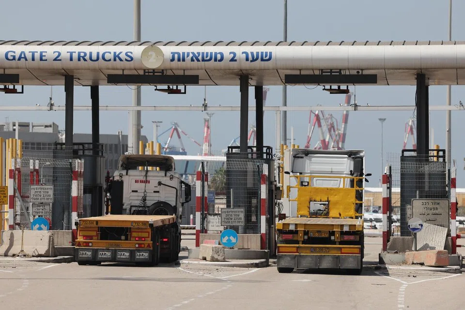 Israel telah meluluskan pembukaan semula sempadan di Erez, Utara Gaza, dan penggunaan sementara pelabuhan Ashdod di selatan Israel untuk membolehkan bekalan bantuan kemanusiaan disalurkan ke Jaluran Gaza.