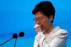 MASIH MAHU TERUSKAN TUGAS: Cik Carrie Lam meminta maaf dalam sidang akhbar yang diadakan di Hongkong semalam. - Foto REUTERS