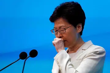 MASIH MAHU TERUSKAN TUGAS: Cik Carrie Lam meminta maaf dalam sidang akhbar yang diadakan di Hongkong semalam. - Foto REUTERS