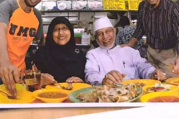 Allahyarham Mahmood Abdullah (dua dari kanan) bersama keluarga.