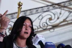 TAKTIK KOTOR: Cik Rania el-Sheikh mendakwa dihalang ketika cuba mendaftar sokongan bagi mantan anggota parlimen yang juga bakal calon Pilihan Raya Presiden Mesir, Encik Ahmed el-Tantawy.