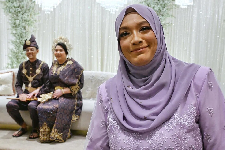 Hadiah hari lahir yang cukup bermakna bagi ibu pengantin lelaki, Cik Norliza Abdul Kadir, yang menyambut ulang tahunnya yang ke-53 tahun pada 9 Ogos apabila anak sulungnya, Encik Muhammad Riezwan Mazlan, mendirikan rumah tangga dengan Cik Nur Hafizah Roslan pada hari yang sama.
