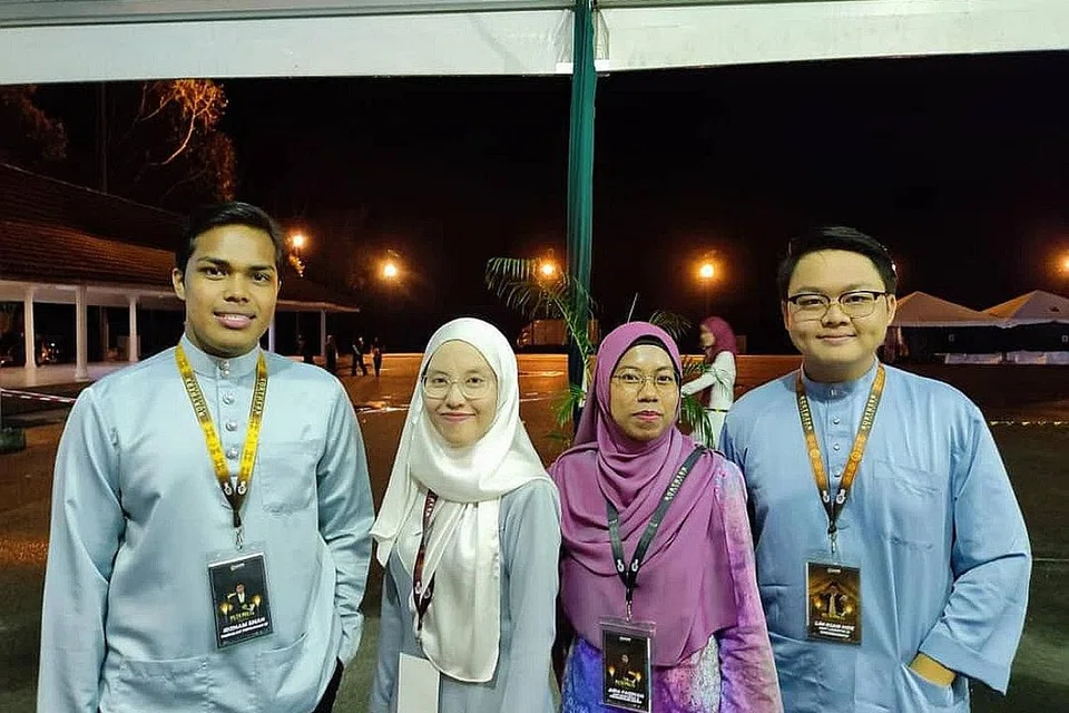 TIDAK SABAR: Empat pelajar sebuah universiti awam, Encik Muhammad Idzham Syah Othman (kiri), Cik Nur Anis Nadira Tarmizi (dua dari kiri), Joshua Lim Kian Hoe (kanan) dan Cik Aida Faqihah Shukri (dua dari kanan), antara ribuan pelajar universiti dibenar balik kampung untuk mengundi. - Gambar ihsan FATIHIN MUHD