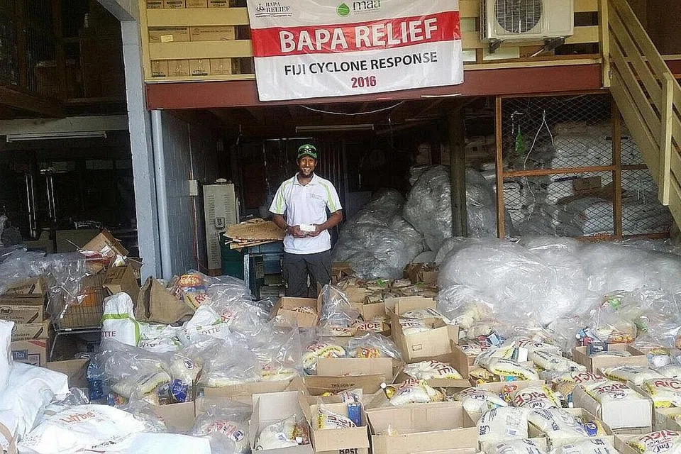 BANTUAN BAGI MANGSA TAUFAN: Antara penerima bantuan Bapa Relief ialah mangsa ribut taufan di Fiji. - Foto BAPA RELIEF