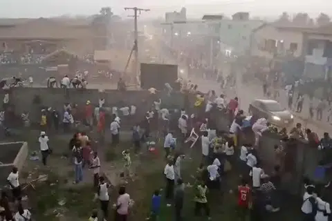 Keadaan di Nzerekore, Guinea, tempat rempuhan maut berlaku di stadium di Nzerekore, bandar terbesar di selatan Guinea, berikutan pertembungan penyokong semasa perlawanan bola sepak pada 1 Disember. Imej ini diperolehi daripada video media sosial.