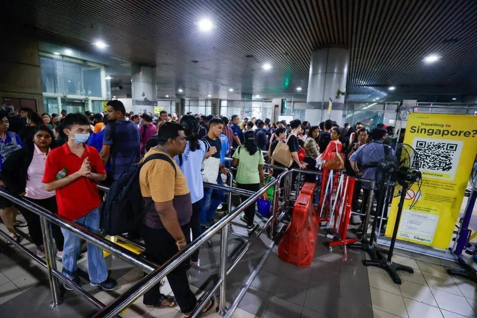 Ramai rakyat Malaysia memilih untuk bekerja di Singapura kerana bayaran gaji yang lebih tinggi berbanding di negara sendiri.
