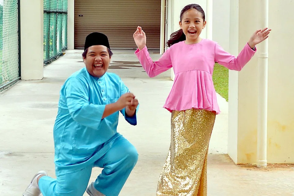HIBURAN PADA PAGI RAYA: Pelakon cilik, Nyla Esman, dan pelakon remaja, Ahmad Sirhan, bakal menghiburkan penonton pada pagi Hari Raya pertama dalam rancangan kanak-kanak, 'Raya Oh Yeah! 2'. Nyla menyatakan dia seronok beraya di kampung moyang sebelah bapanya di Batu Pahat, Johor. Ahmad Sirhan pula mendapat dorongan arwah neneknya yang menggalakkannya menjalani uji bakat lakonan pertamanya dan neneknya itu banyak memberinya nasihat dan galakan. - Foto KHALID BABA