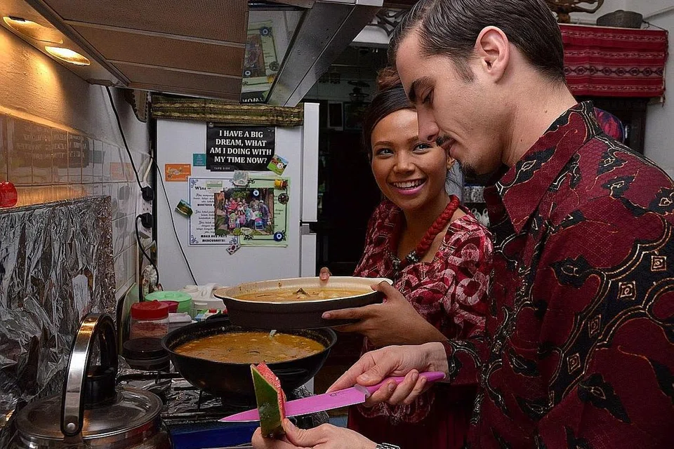 BERBUKA BERSAMA: Encik Bilal Guillaume Jeanpierre (kanan) memenuhi pelawaan keluarga tunangnya yang mengundangnya berbuka puasa di rumah mereka. Selain itu, Jeanpierre juga turut membantu tunangnya, Cik Nadiah M. Din, menyiapkan hidangan untuk berbuka (gambar kanan). - Foto-foto SHAKIR SAIFUDDIN