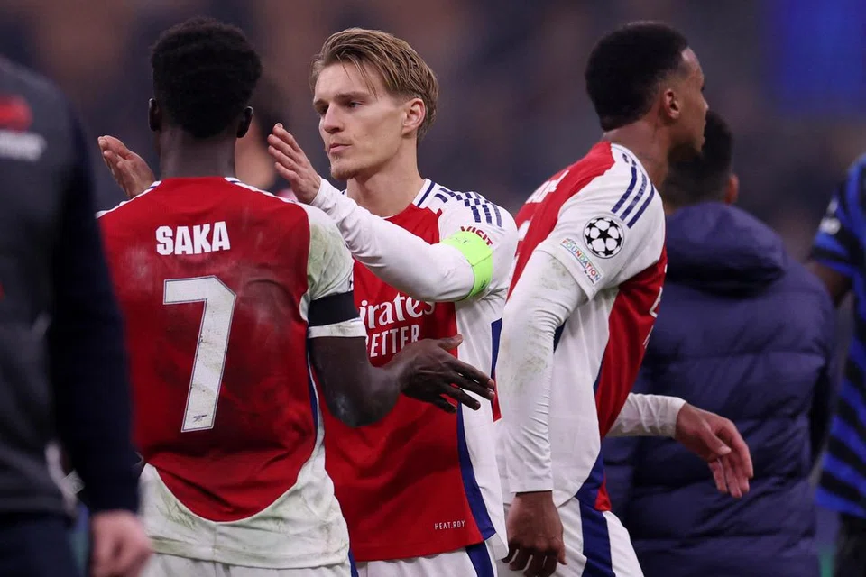 Arsenal berharap kapten pasukan Martin Odegaard (tengah) dapat membantu mereka ke jalan menuju kemenangan setelah kembali daripada kecederaan.