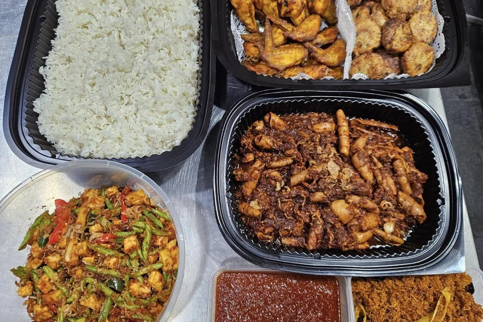Set Nasi Sambal Goreng Konjac Keto dari Hanaketo Pte Ltd ini pula kelihatan tidak banyak berbeza daripada yang biasa, namun disiapkan dengan pendekatan lebih sihat.