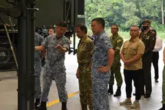 Sultan Brunei (depan, dua dari kanan) diberi taklimat mengenai Sistem Peluru Berpandu Aster 30. .