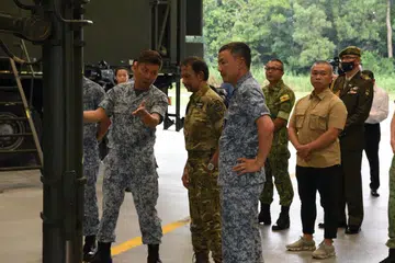 Sultan Brunei (depan, dua dari kanan) diberi taklimat mengenai Sistem Peluru Berpandu Aster 30. .