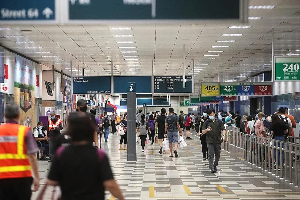 PUSAT PERTUKARAN BAS BOON LAY: Terdapat tujuh kes baru di pusat pertukaran bas ini, menjadikan jumlah kes keseluruhan di pusat itu sebanyak 15. - Foto BH oleh TIMOTHY DAVID