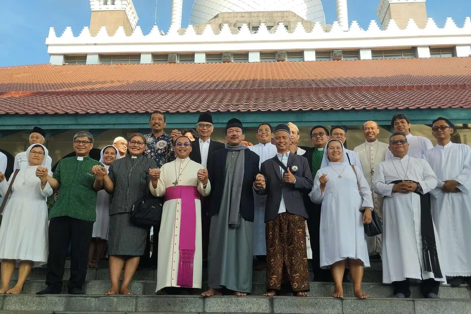 Tokoh Lintas Agama mengunjungi Masjid Agung Jawa Tengah untuk mengucapkan selamat Hari Raya Aidilfitri pada 10 April 2024 menjadi simbol harmoni dan kerukunan antara agama di Indonesia. 
