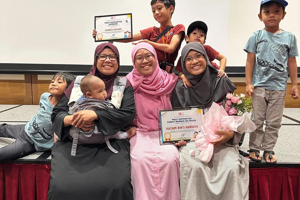 Cik Hazami (kanan), adik bongsu kepada dua kakak – kakak sulung, Cik Khatim Hamidon (tengah); dan kakak kedua, Cik Musyarrafah (kiri). Bergambar bersama anak-anak mereka. 