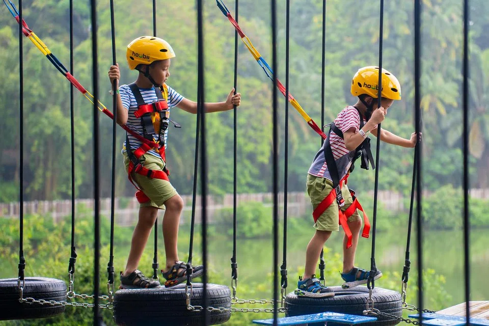 Kanak-kanak dan ibu bapa boleh mengambil bahagian dalam kegiatan elemen tinggi di Houbii Spot di Taman Haiwan Singapura bagi menguji ketangkasan, keseimbangan dan keyakinan mereka.